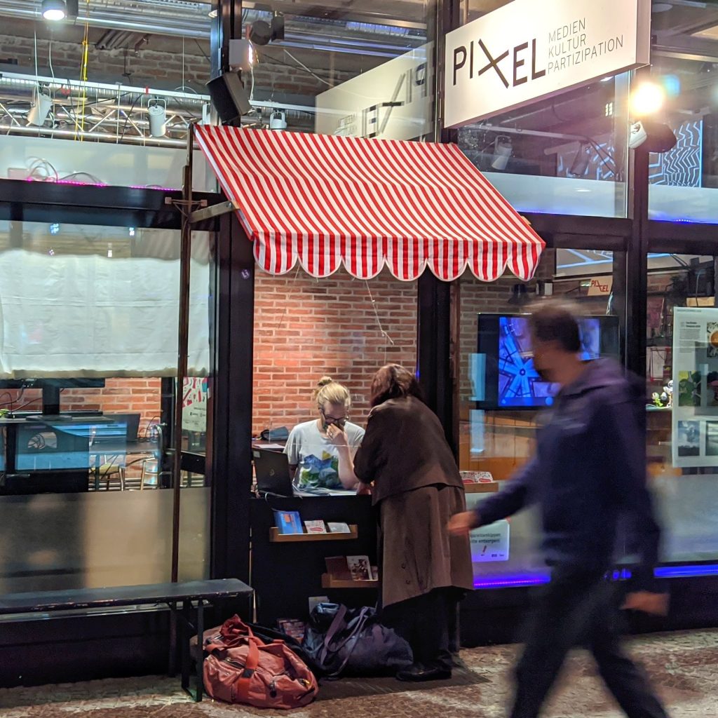 DIGITALE HILFE AN DER THEKE